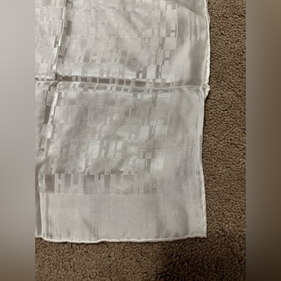 Hermès AUTHENTIC Vintage White H Classic Logo Petit Carré Small Scarf 100% Silk - Picture 5 of 16